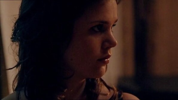 Povekas nainen leikkii pilluaan