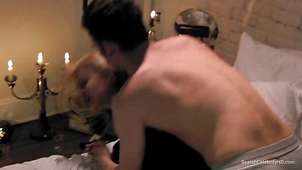 Rusketettu ruskeaverikkö ratsastaa kova kukko