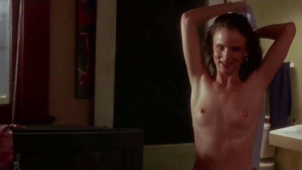 Blondi pommi imee ja nussii jättiläinen kukko keittiössä