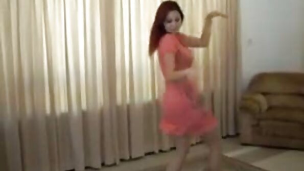 Aasialainen hottie liukuu ylös ajeltu makkara