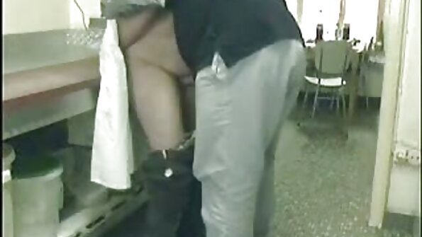 Seksikäs blondi opettaja syödään ulos ja perseestä pöydälle