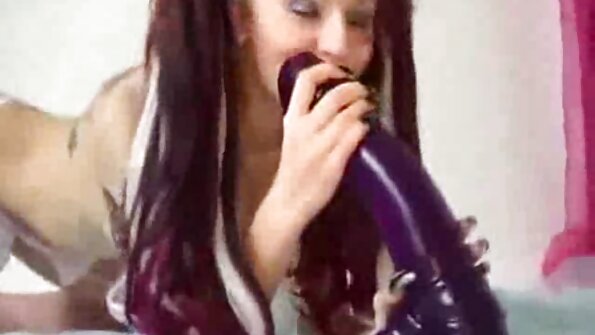 Keltainen päänarttu, joka näyttää suulliset taitonsa