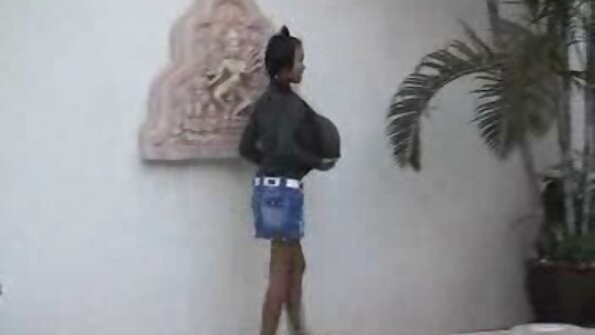 Likainen MILF Brittany Blaze laajentaa jalkojaan