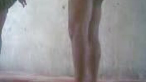 Musta tukka vauva ratsastaa kova kukko