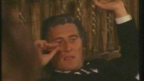 Äiti Summer ottaa Mikon luuta