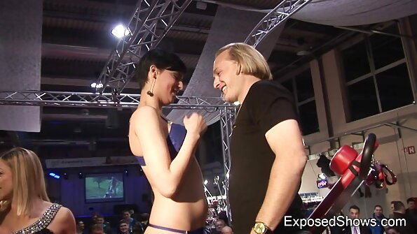 Huhtikuu Thomas hyväili pirteitä hampaitaan