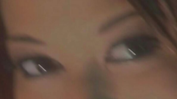 Kotiäiti leipoo ja imee keittiössä