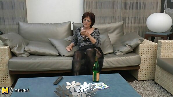 Kiimainen valkoinen äiti ihailee lihavaa mustaa whangia