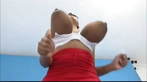 Blondi teini sai kurkkua hänen makuuhuoneessa