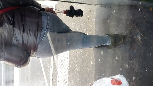 Levi saa violetin työn polvilleen