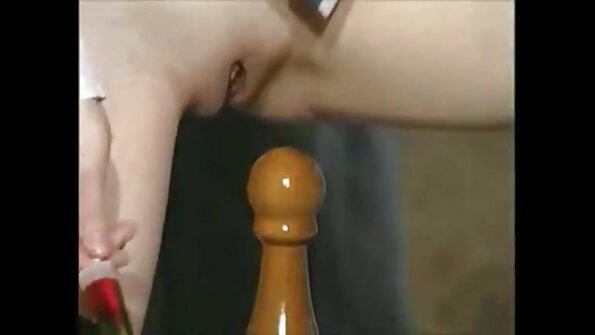 Houkutteleva milf Anissa Kate antaa Ryanille käsityön