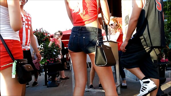 Kaunis nainen osaa miellyttää miehiä