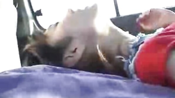 Rintava blondi tyydyttää rakastajansa