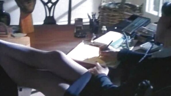 Viettelevä brunette on vitun hänen naimisissa oleva naapuri