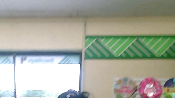 Nätti poika liittyy blondiin sohvalla