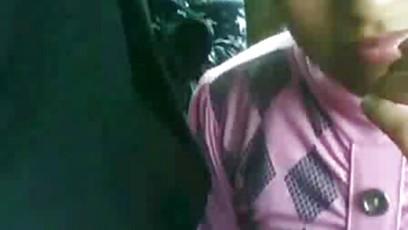 Söpö tyttö syvä kurkuttaa kuin hullu