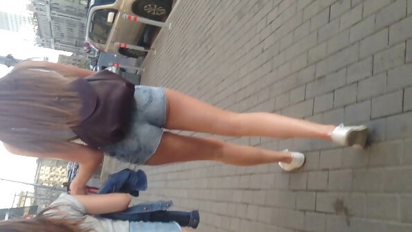 Crystal Jewels antaa handjobin käsineiden kanssa