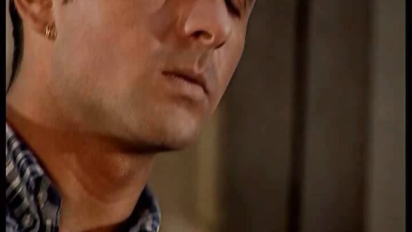 Pieni rintainen tyttö on erittäin joustava