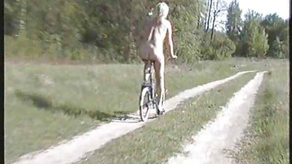 Kiimainen vauva ei käytä muuta kuin sukat