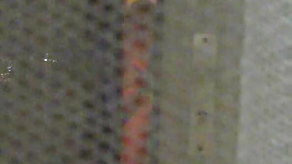 Tumma tukka kypsä helvetin hänen nuori rakastaja sängyssä