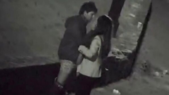 Professori Taylor levittää jalkansa leveästi opiskelijan kukkoa varten